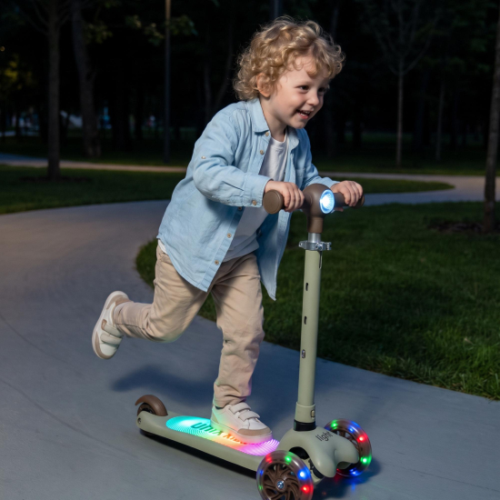 Самокат UNIX Kids Light с подсветкой, зеленый